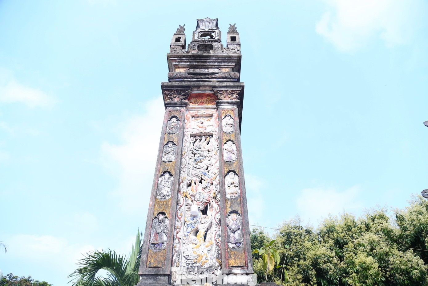 Tại khu vực cổng tam quan, có hai cột đại đăng cao lớn được xây dựng đối xứng nhau. Trong ảnh, một cột đại đăng sừng sững giữa trời xanh.