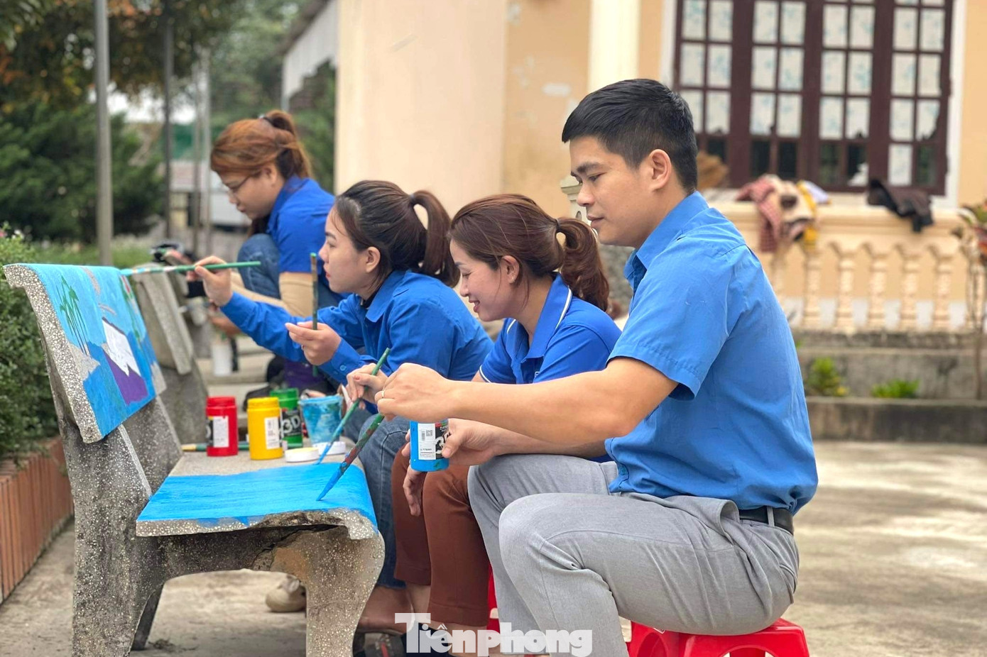 Anh Sơn cùng đoàn viên thanh niên "khoác áo mới" cho ghế đá.