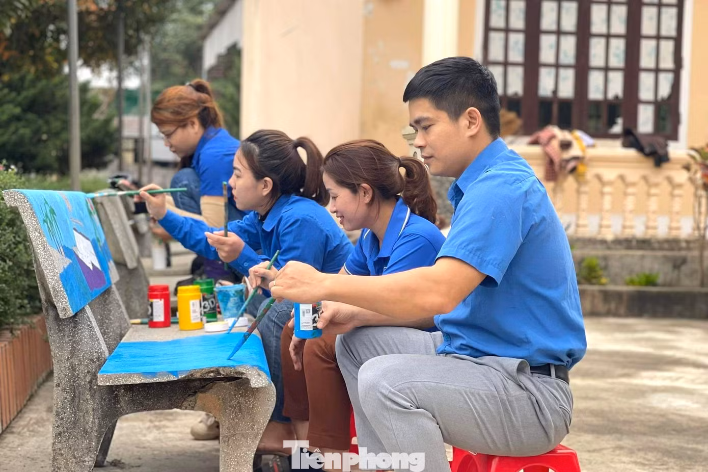 Anh Sơn cùng đoàn viên thanh niên "khoác áo mới" cho ghế đá.