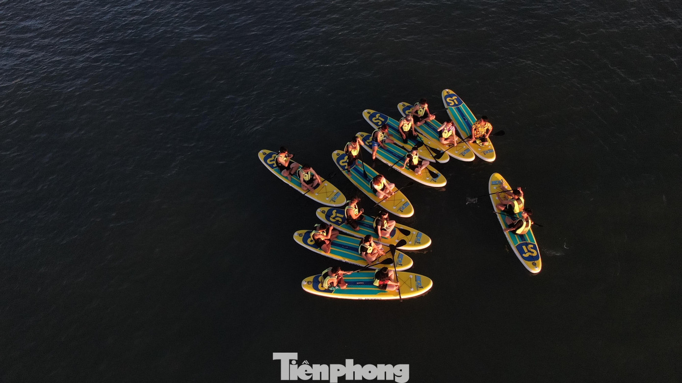 Anh Đồng Quang Vinh (32 tuổi, trú TP Vinh) cho hay: “Chèo SUP là một trong những lựa chọn trải nghiệm tuyệt vời để tận hưởng bình minh rực rỡ trên biển, hít thở bầu không khí trong lành ban sớm, tăng cường sức khoẻ, thư giãn, xua tan căng thẳng và mệt mỏi trong cuộc sống lẫn công việc”.