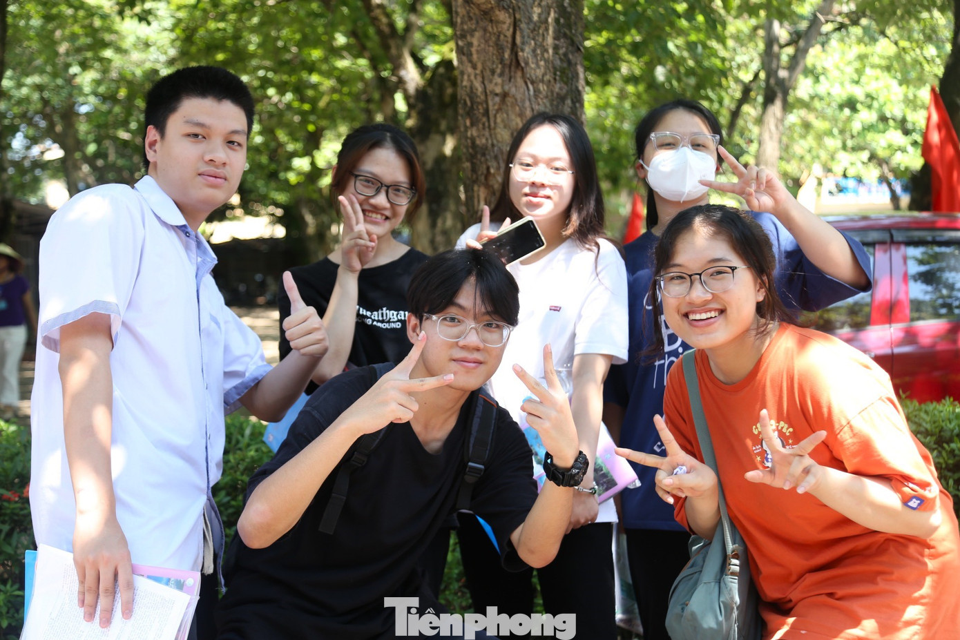 Nụ cười tươi của các thí sinh sau khi kết thúc kỳ thi tốt nghiệp THPT