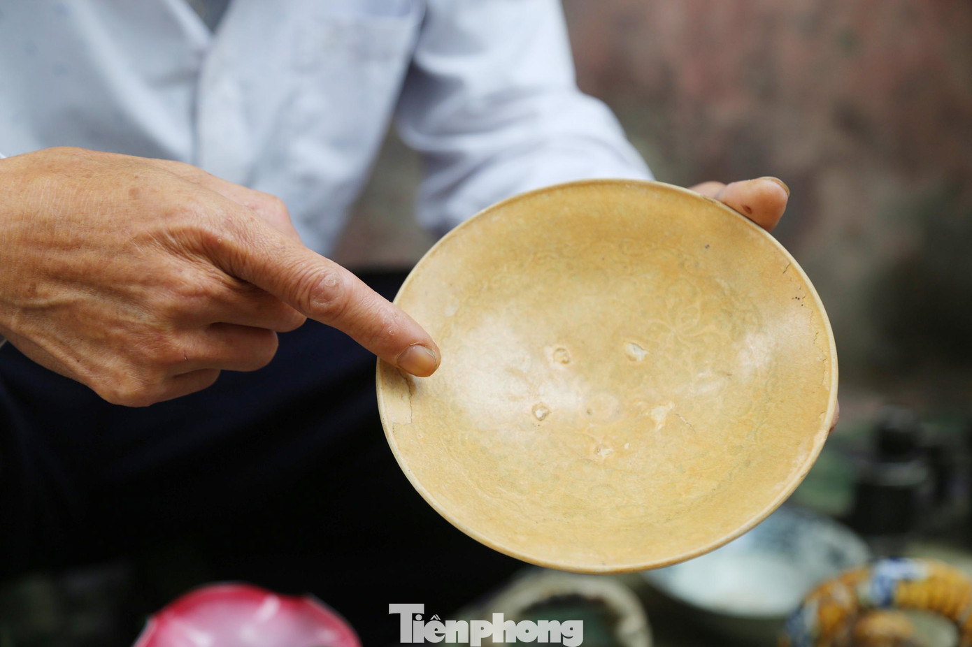 Một chiếc đĩa có từ thời Lý, không hở lòng, hoa văn, men khác với đĩa thời Lê, được giới thiệu có niên đại khoảng 1.000 năm.