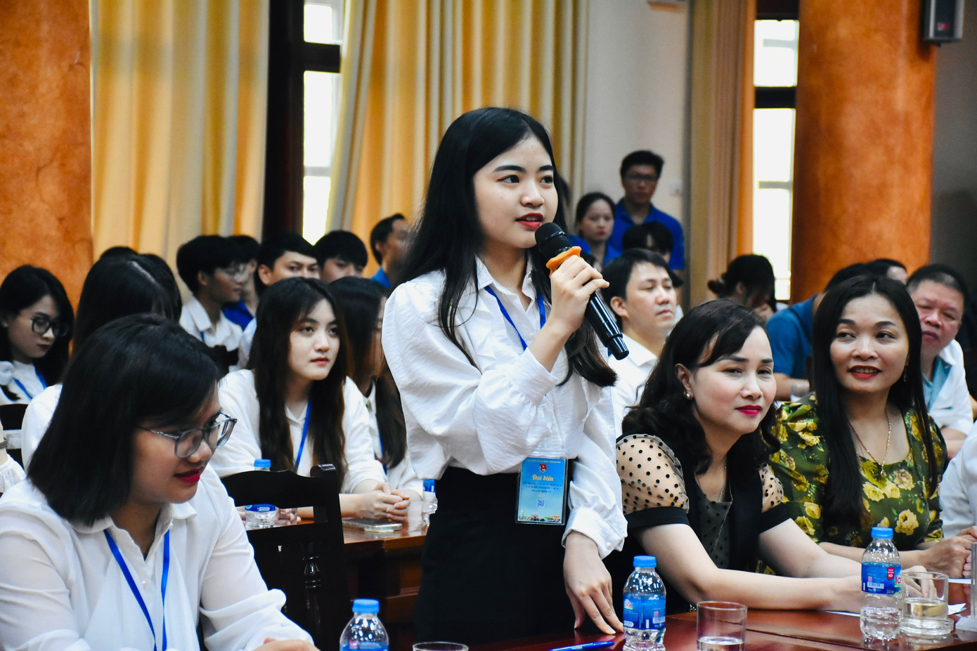 Các bạn thanh niên, sinh viên phát biểu tại chương trình