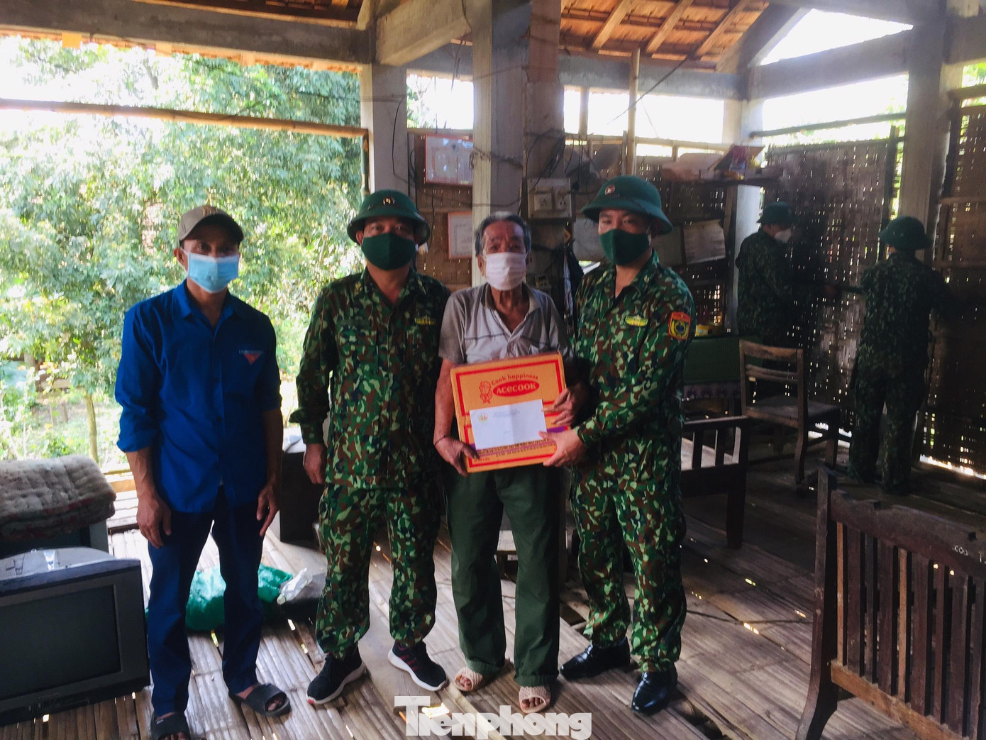 Hỗ trợ kịp thời cho những hộ dân bị thiệt hại do mưa đá kèm lốc xoáy.