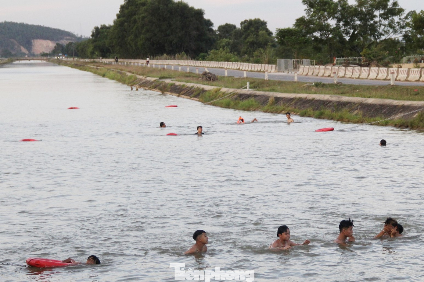 Hệ thống dây xích phao cứu sinh được ngành chức năng lắp đặt từ tháng 6/2023.