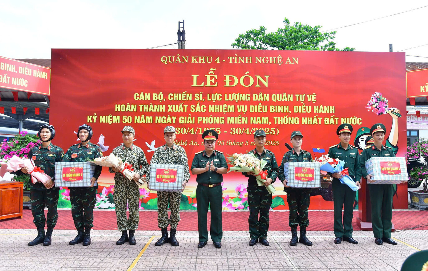 Lãnh đạo Quân khu 4, UBND tỉnh Nghệ An tặng quà các lực lượng tham gia thực hiện nhiệm vụ diễu binh, diễu hành kỷ niệm 50 năm Ngày Giải phóng miền Nam, thống nhất đất nước.