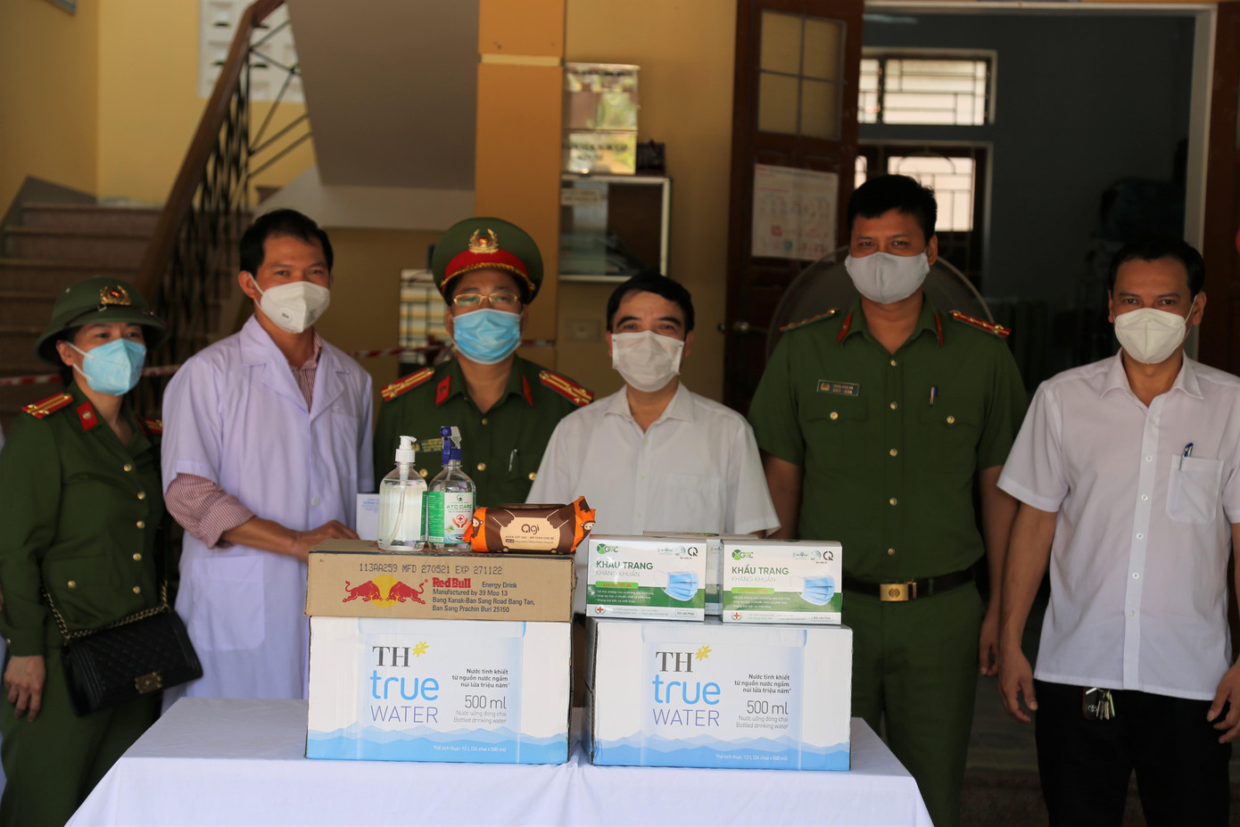 Trao quà ở Trung tâm y tế phường Lê Lợi, TP Vinh. Trao quà ở Trung tâm y tế phường Lê Lợi, TP Vinh.