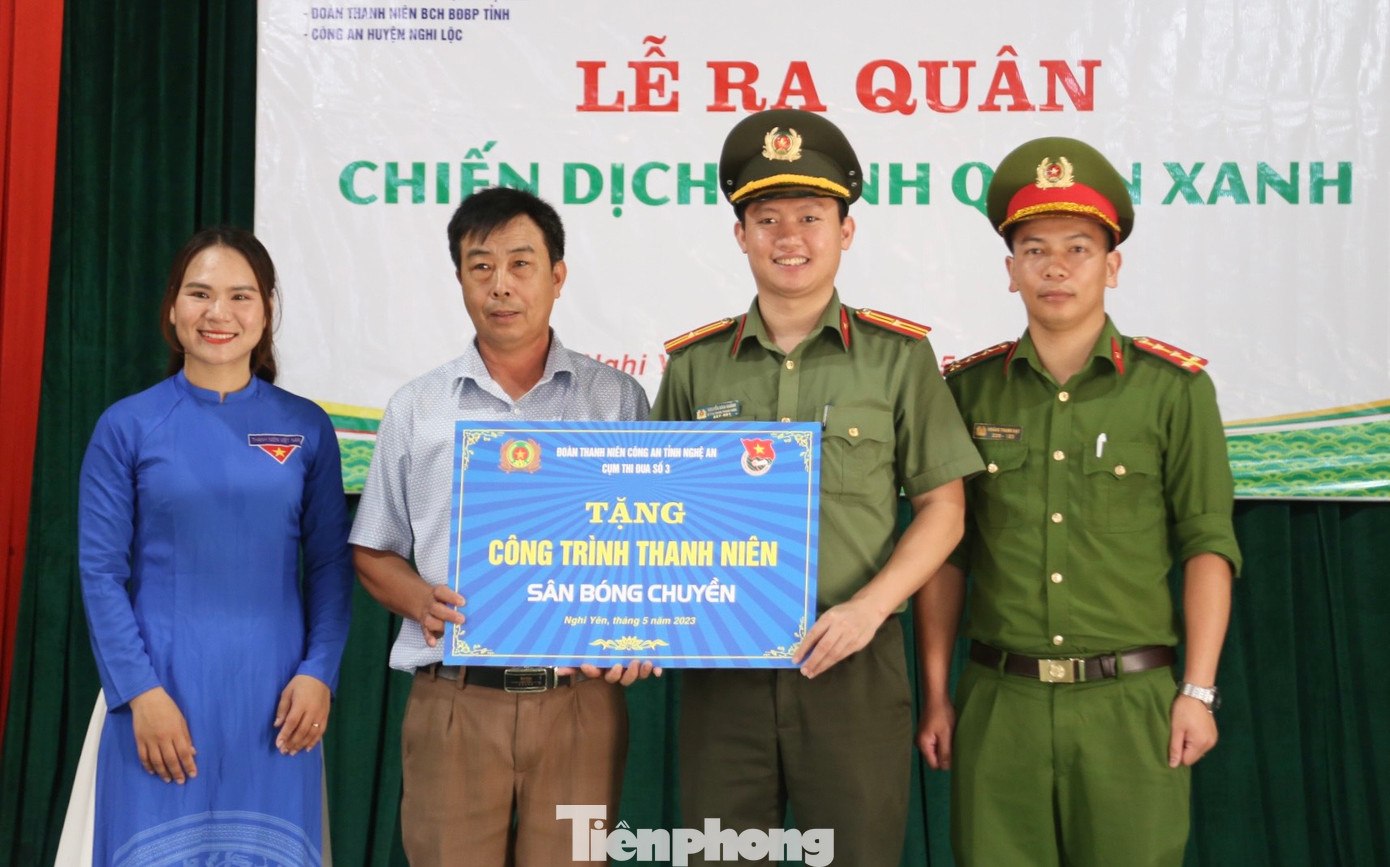 Trao tặng biểu trưng Công trình thanh niên Sân bóng chuyền cho bà con nhân dân xóm 2 xã Nghi Yên. Đây là công trình thanh niên được xây dựng, lắp đặt từ nguồn kinh phí do các đồng chí đoàn viên các đơn vị Cụm thi đua số 3 trực thuộc Đoàn Thanh niên Công an tỉnh Nghệ An quyên góp ngày lương của mình và sự hỗ trợ về ngày công san lấp, thi công của bà con nhân dân xã Nghi Yên.