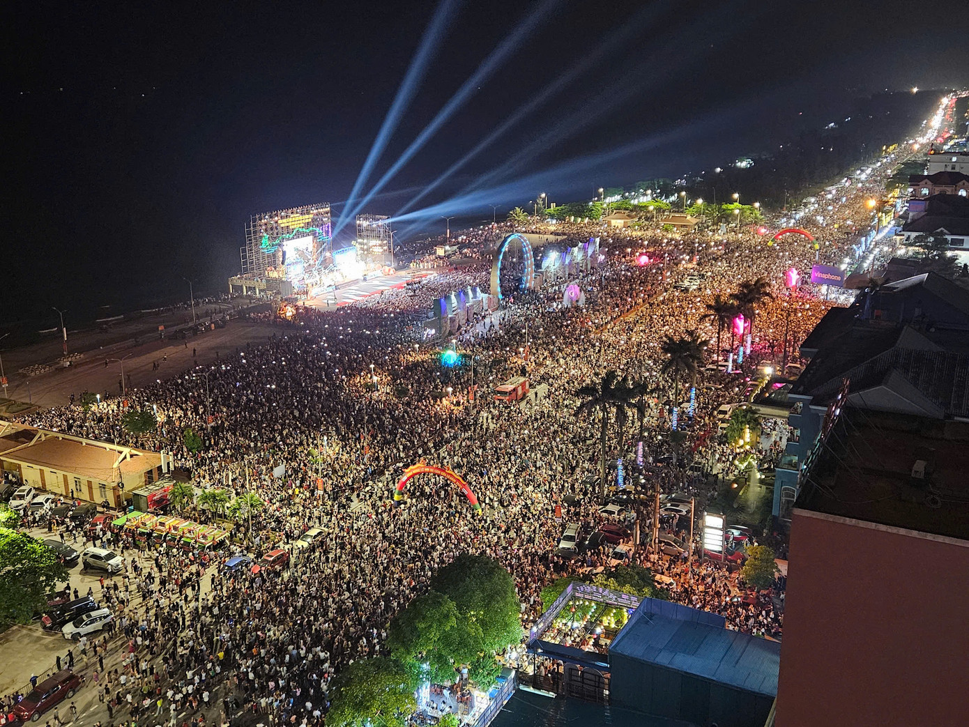 Hàng vạn du khách về Cửa Lò trong đêm khai mạc.