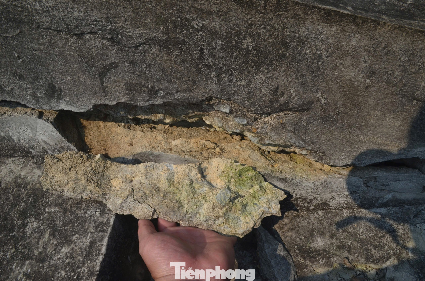 Những bậc thang lên xuống cống đã bị nứt, lún. Nhiều đoạn hở hàm ếch, có nguy cơ bị đổ vỡ khi mùa mưa lũ đến, nước dâng cao.