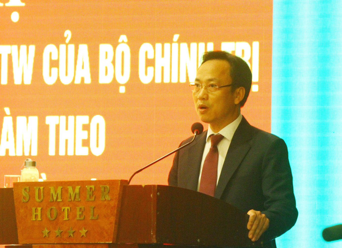 Ông Lại Xuân Lâm - Phó Bí thư Đảng ủy Khối các cơ quan Trung ương trình bày báo cáo sơ kết 5 năm thực hiện Chỉ thị số 05 của Bộ Chính trị. Ông Lại Xuân Lâm - Phó Bí thư Đảng ủy Khối các cơ quan Trung ương trình bày báo cáo sơ kết 5 năm thực hiện Chỉ thị số 05 của Bộ Chính trị.