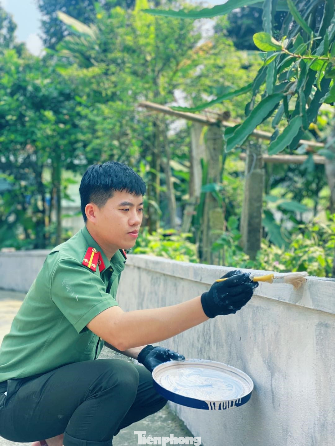 Tại đây, các cán bộ, chiến sĩ đã tổ chức sơn sửa, dọn dẹp lại ngôi nhà, mong muốn gia đình ông sẽ có một không gian sống tươi mới hơn.