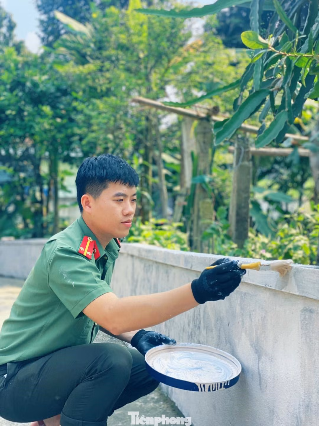 Tại đây, các cán bộ, chiến sĩ đã tổ chức sơn sửa, dọn dẹp lại ngôi nhà, mong muốn gia đình ông sẽ có một không gian sống tươi mới hơn. Tại đây, các cán bộ, chiến sĩ đã tổ chức sơn sửa, dọn dẹp lại ngôi nhà, mong muốn gia đình ông sẽ có một không gian sống tươi mới hơn.