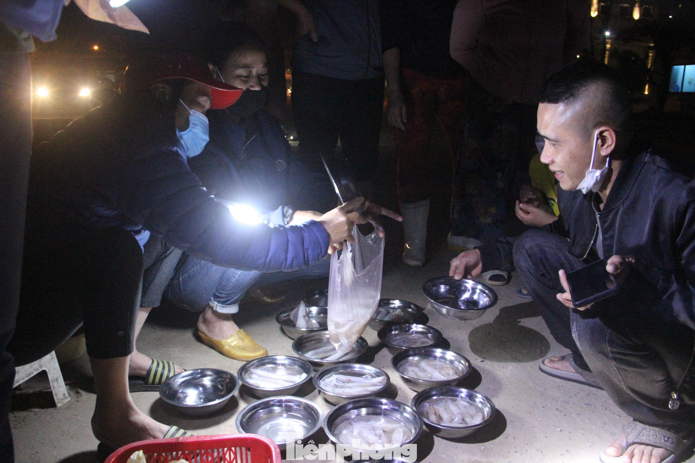 Mực được chia thành từng mớ nhỏ, bỏ trong khay bày bán cho du khách. Mỗi mớ 6 - 10 con tùy vào kích thước, giá từ 150.000 - 200.000 đồng/khay. Mực được chia thành từng mớ nhỏ, bỏ trong khay bày bán cho du khách. Mỗi mớ 6 - 10 con tùy vào kích thước, giá từ 150.000 - 200.000 đồng/khay.