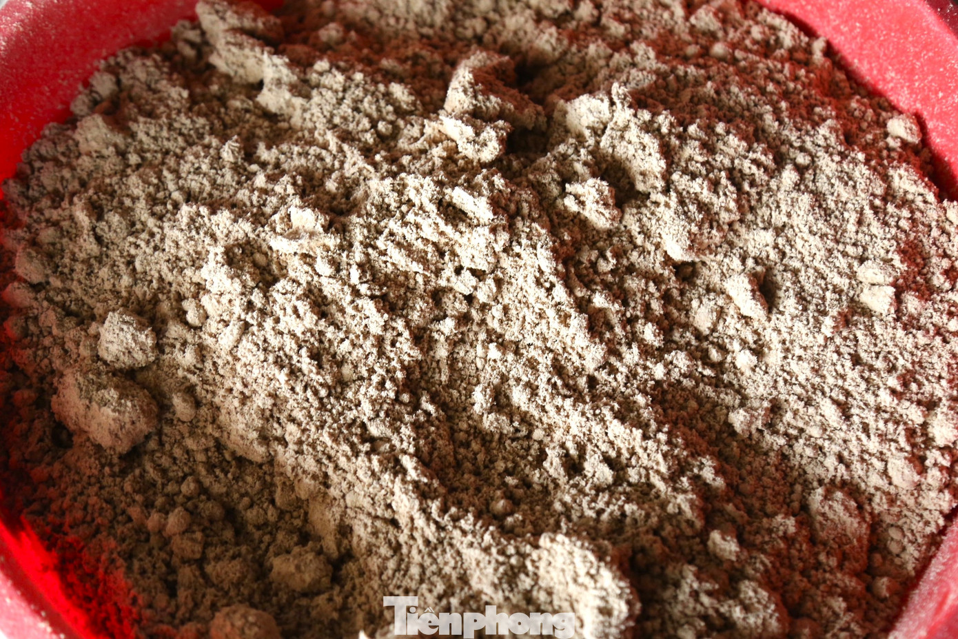 Bột hương được trộn đều và cho vào máy để làm hương