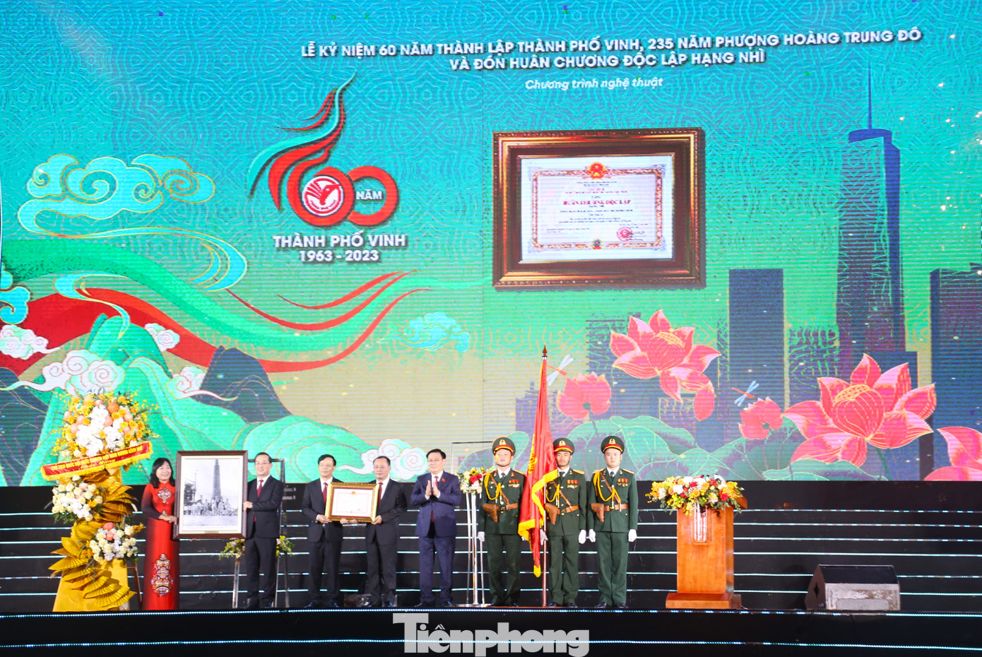 Chủ tịch Quốc hội Vương Đình Huệ trao Huân chương Độc lập hạng Nhì; trao tặng bức ảnh lưu niệm "Chủ tịch Hồ Chí Minh thăm công trường xây dựng nhà máy điện Vinh (6/1957)" cho Đảng bộ, chính quyền và nhân dân TP Vinh Chủ tịch Quốc hội Vương Đình Huệ trao Huân chương Độc lập hạng Nhì; trao tặng bức ảnh lưu niệm "Chủ tịch Hồ Chí Minh thăm công trường xây dựng nhà máy điện Vinh (6/1957)" cho Đảng bộ, chính quyền và nhân dân TP Vinh