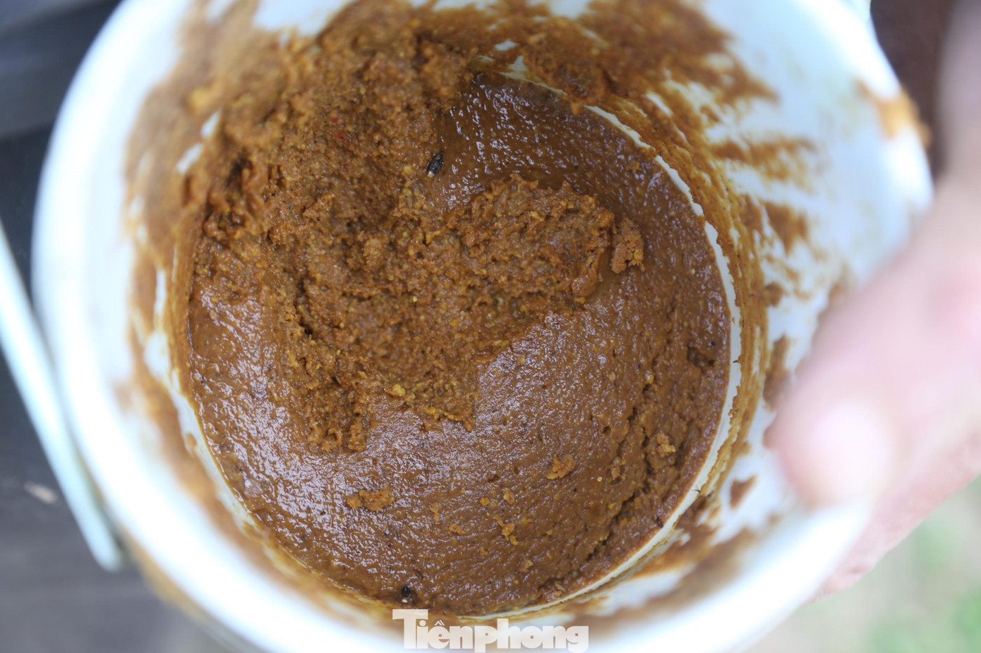 Để bắt được con cáy, ngoài sự chịu khó, kinh nghiệm nhìn con nước thì còn phải có mồi thính. Mỗi gia đình làm nghề sẽ có bí quyết riêng nhưng đều có chung hỗn hợp cám gạo, ruốc hôi. Cám gạo được rang dậy mùi thơm, trộn với ruốc hôi, dùng 1 cây chổi nhỏ khuấy vào hỗn hợp, dễ dàng thu hút cáy bò ra khỏi hang. Để bắt được con cáy, ngoài sự chịu khó, kinh nghiệm nhìn con nước thì còn phải có mồi thính. Mỗi gia đình làm nghề sẽ có bí quyết riêng nhưng đều có chung hỗn hợp cám gạo, ruốc hôi. Cám gạo được rang dậy mùi thơm, trộn với ruốc hôi, dùng 1 cây chổi nhỏ khuấy vào hỗn hợp, dễ dàng thu hút cáy bò ra khỏi hang.