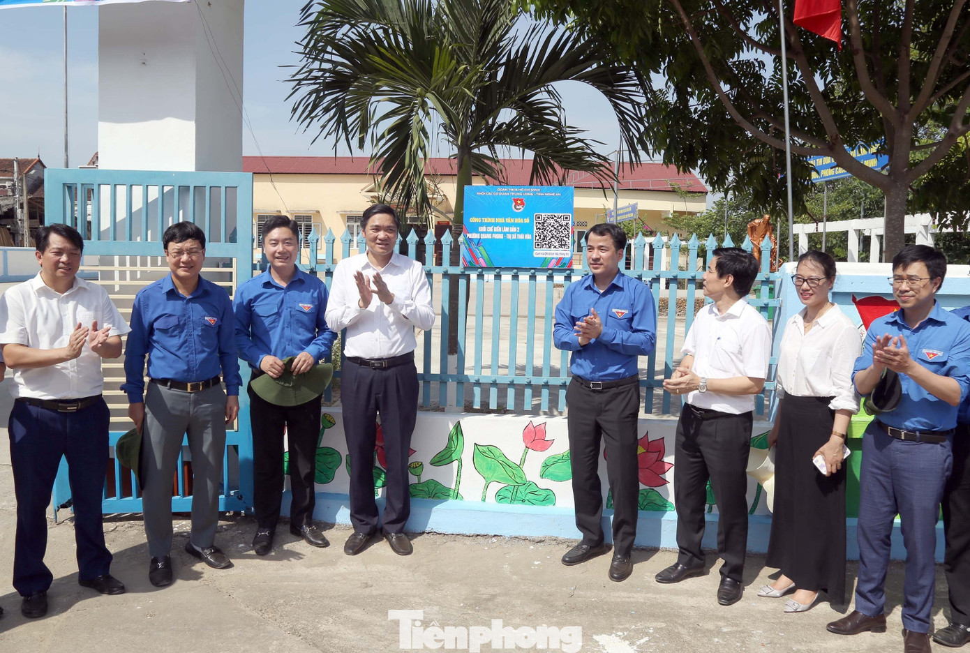 Các đại biểu dự lễ khánh thành nhà văn hóa kiểu mẫu và trao tặng tủ sách Thanh niên cùng một số thiết bị phục vụ công tác tuyên truyền cho người dân tại khối Chế biến Lâm sản 2, phường Quang Phong, thị xã Thái Hòa Các đại biểu dự lễ khánh thành nhà văn hóa kiểu mẫu và trao tặng tủ sách Thanh niên cùng một số thiết bị phục vụ công tác tuyên truyền cho người dân tại khối Chế biến Lâm sản 2, phường Quang Phong, thị xã Thái Hòa