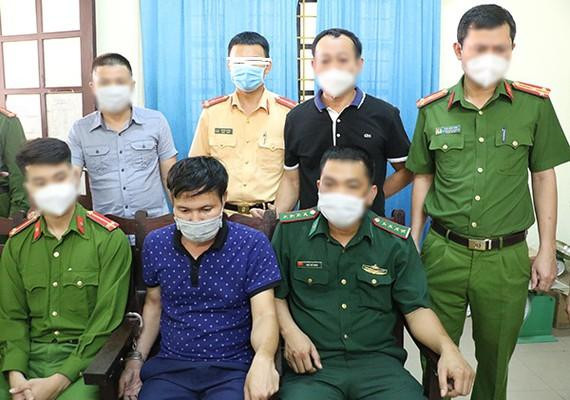 Đối tượng Phạm Xuân Tài (áo xanh chấm bi) tại cơ quan công an Đối tượng Phạm Xuân Tài (áo xanh chấm bi) tại cơ quan công an