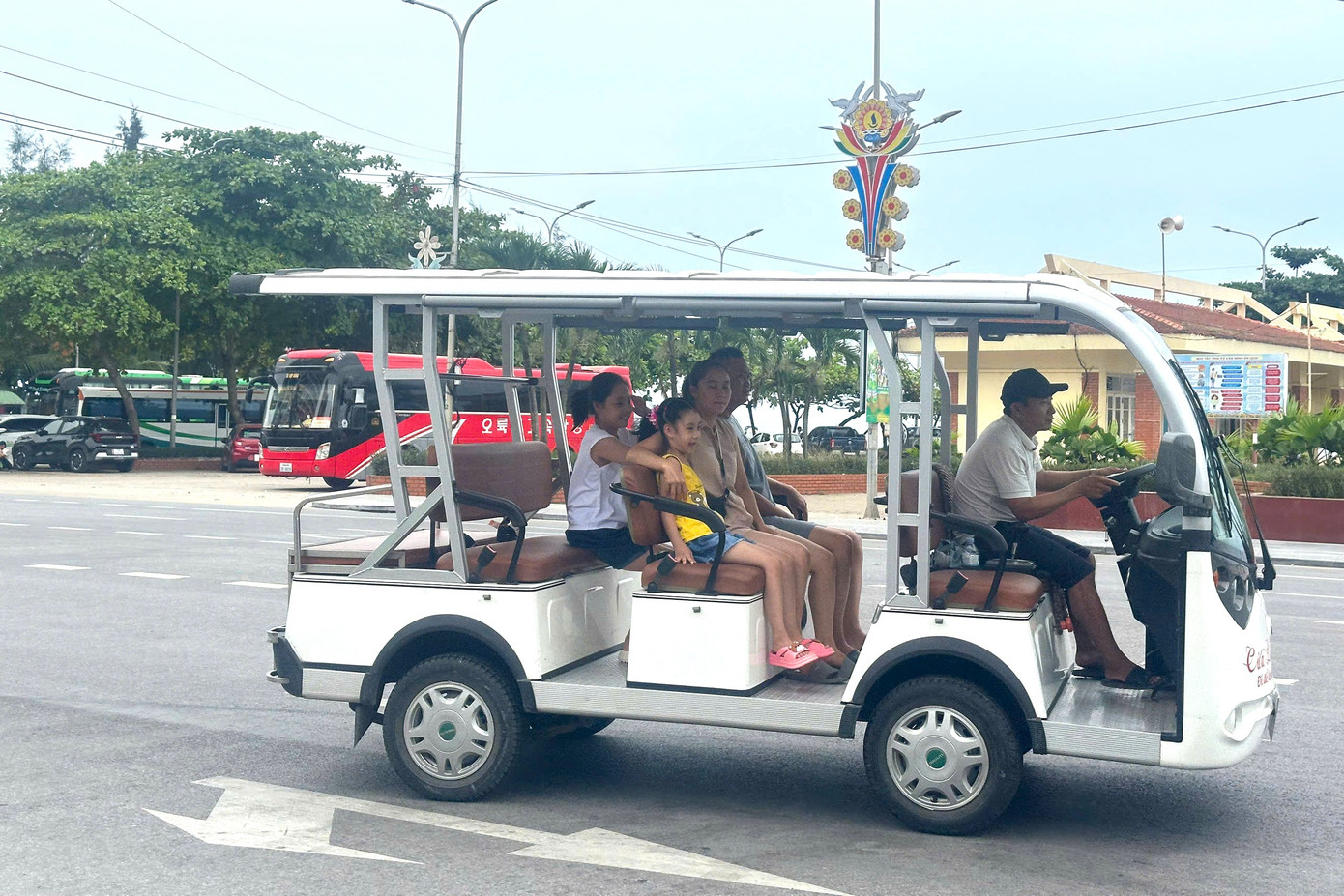 Các chủ xe điện ở Cửa Lò lo lắng khi phương tiện này đứng trước nguy cơ bị "xóa sổ" do thiếu tuyến đường riêng theo quy định mới. Các chủ xe điện ở Cửa Lò lo lắng khi phương tiện này đứng trước nguy cơ bị "xóa sổ" do thiếu tuyến đường riêng theo quy định mới.