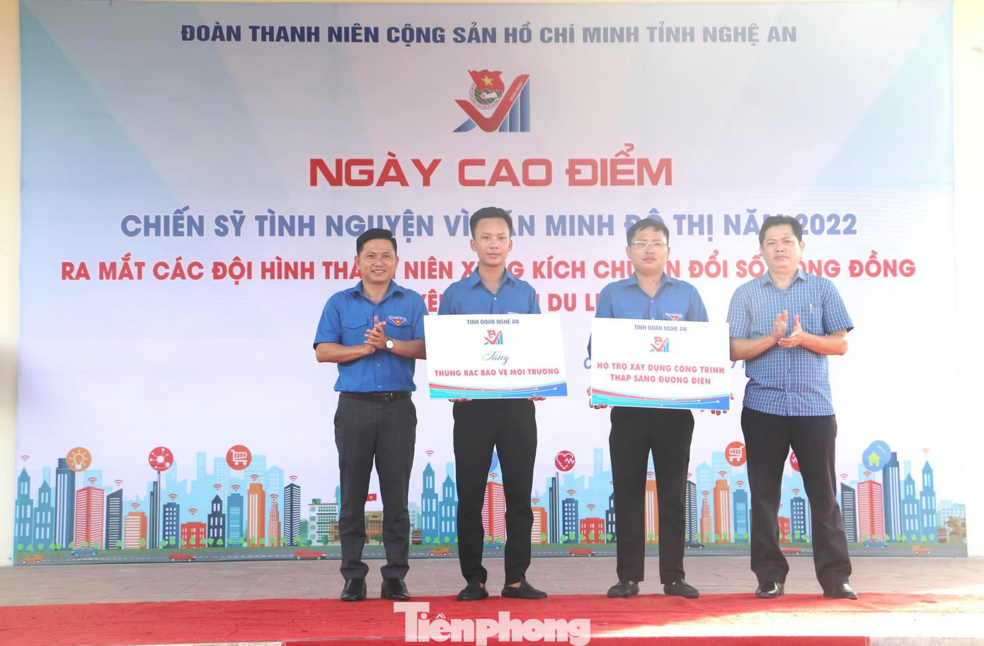 Trao tặng Thùng rác bảo vệ môi trường và hỗ trợ xây dựng công trình thắp sáng đường điện. (Ảnh: TH)