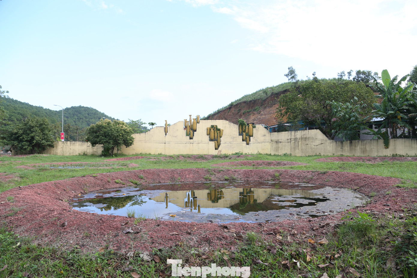 Mô hình bãi bom tái hiện sự kiện xảy ra vào sáng 31/10/1968 khiến 13 chiến sĩ TNXP Nghệ An hi sinh.