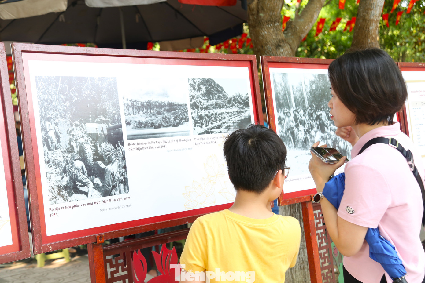 Đây là lần đầu chị Nguyễn Hồng Nhung (37 tuổi, trú Hà Nội) cùng cậu con trai về thăm quê Bác. Chị đặc biệt ấn tượng với không gian triển lãm Âm vang Điện Biên được trưng bày tại khu di tích. “Thông qua những hình ảnh, tài liệu này, tôi mong con trai hiểu thêm về lịch sử dân tộc Việt Nam, sự anh dũng chiến đấu, không tiếc máu xương, hy sinh thân mình vì độc lập tự do Tổ quốc của các anh hùng liệt sĩ, từ đó bồi đắp thêm về lòng yêu nước và cố gắng học tập, trở thành người có ích cho xã hội”.