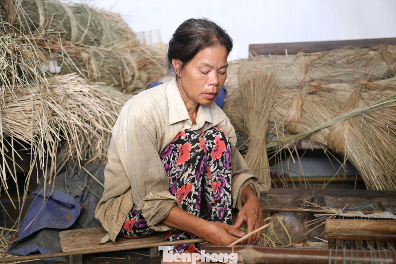 Bà Trần Thị Lương (SN 1968, vợ ông Toản) cho biết, vất vả nhất là công đoạn phơi cói vì phải chọn thời gian và thời điểm thích hợp để sợi cói từ màu xanh chuyển qua màu trắng sáng và mềm dẻo, đặc biệt là cói phải phơi đủ nắng để không bị ẩm mốc.