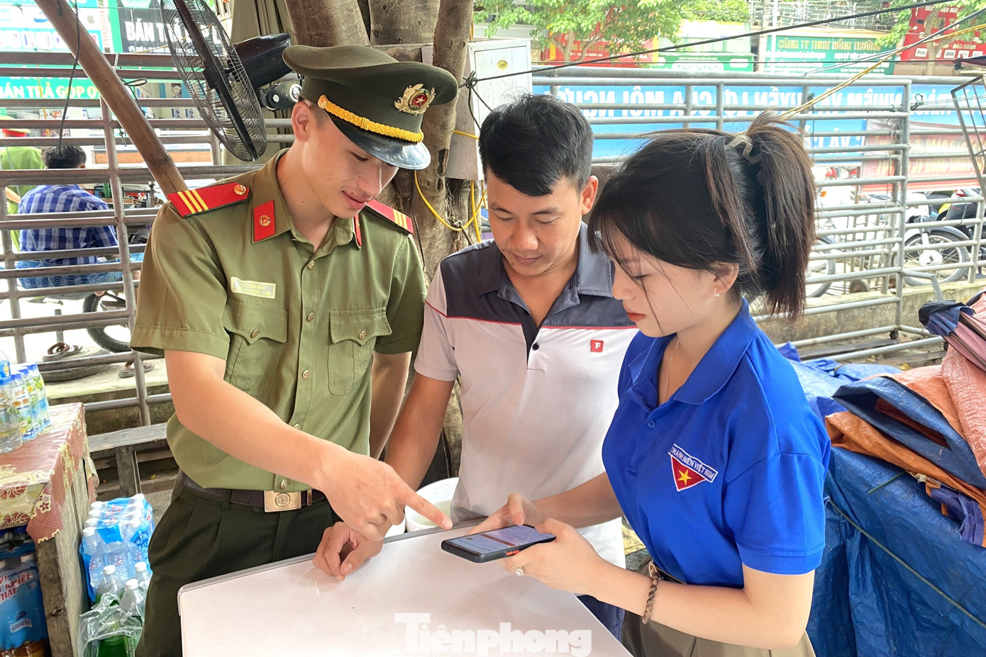 Hỗ trợ người dân đăng ký tài khoản định danh điện tử.