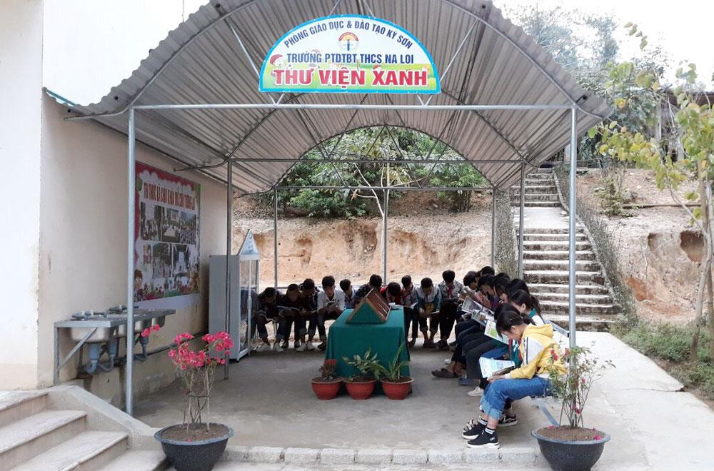 Ông Phan Văn Thiết – Trưởng phòng Giáo dục huyện Kỳ Sơn cho biết: “Hiện, tất cả các trường học trên địa bàn huyện đều đã xây dựng xong mô hình “Thư viện xanh” và đang hoạt động rất hiệu quả. Chúng tôi hy vọng, với mô hình này sẽ giúp các em học sinh xây dựng thói quen đọc sách thường xuyên hơn”.