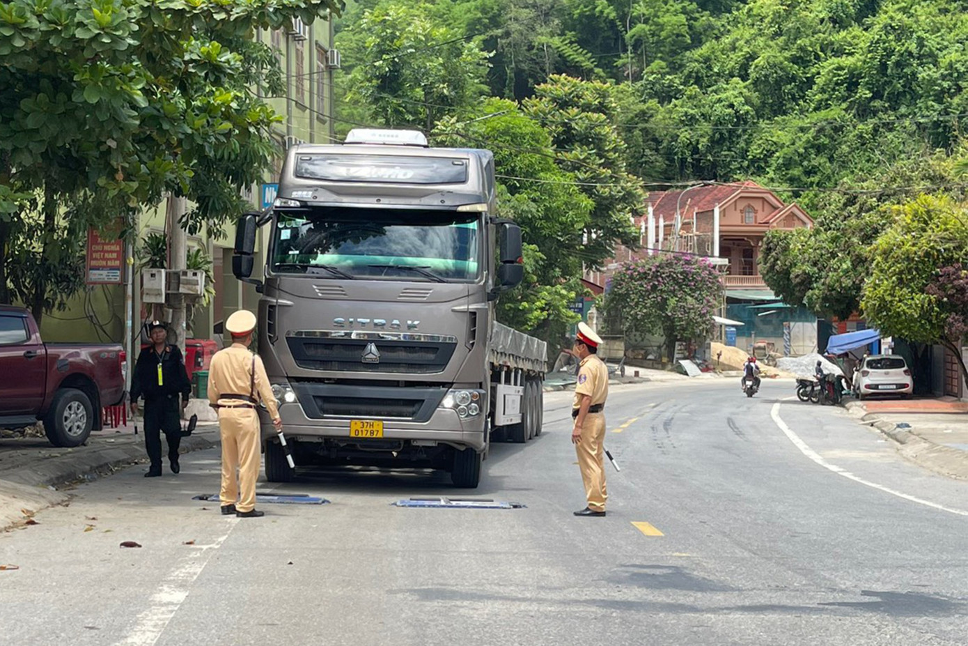 Tổ công tác đặc biệt của Phòng CSGT Công an tỉnh Nghệ An thực hiện tuần tra tuyến Quốc lộ 7