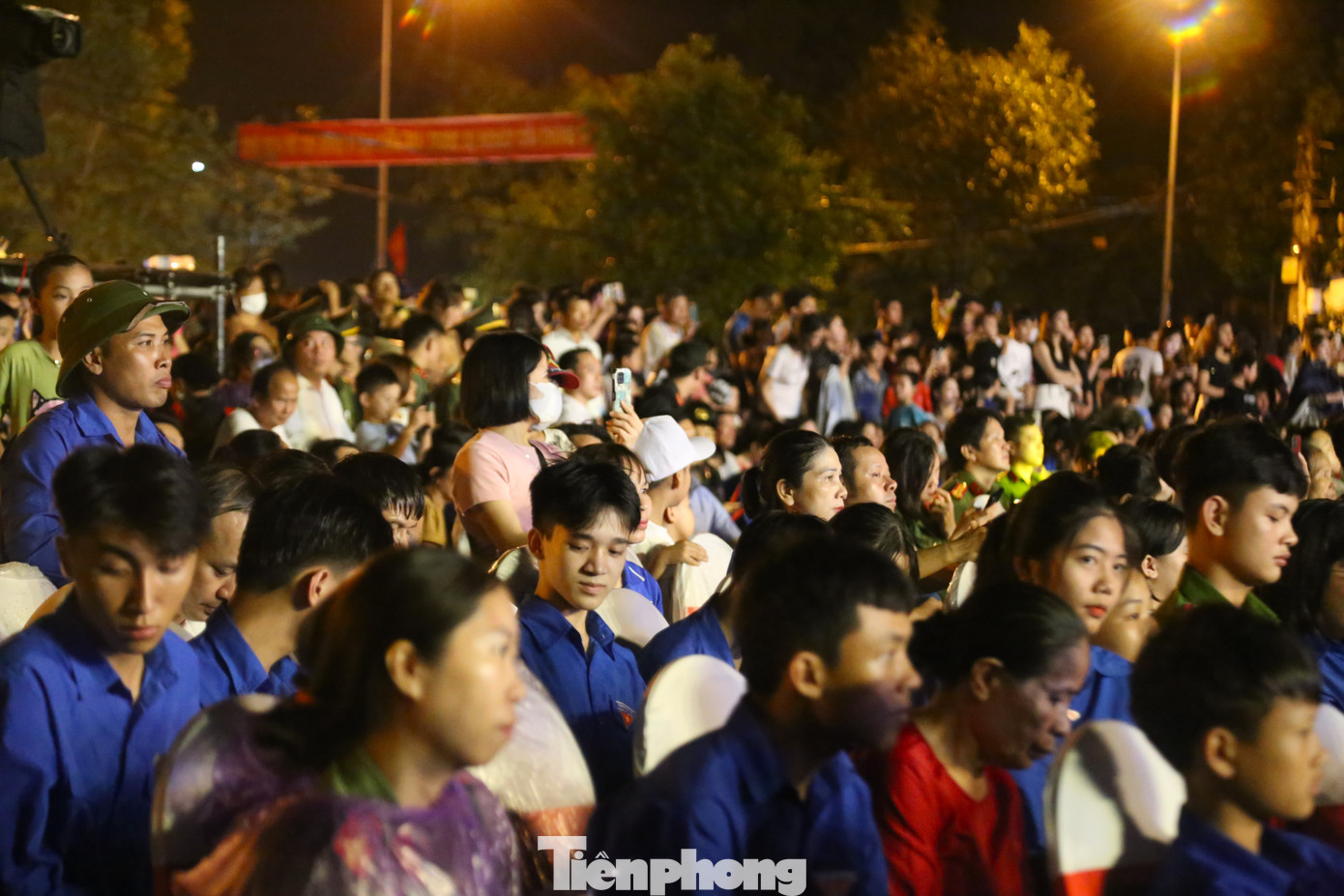 Rất đông người dân tới theo dõi chương trình.