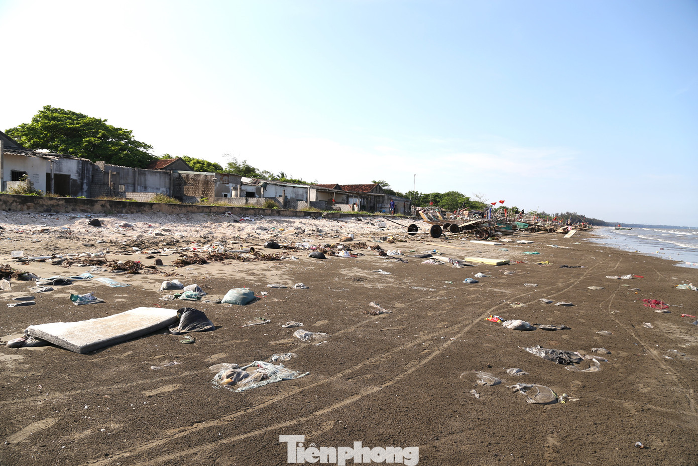 Trong chiều dài 25 km bờ biển của huyện Diễn Châu (Nghệ An), Hòn Câu (thuộc xã Hùng Hải) được đánh giá là bãi biển đẹp với dải cát dài, bằng phẳng, sóng êm. Đây được xem là khu vực có nhiều tiềm năng và lợi thế để phát triển kinh tế biển theo hướng du lịch, đặc biệt là khi dự án đường ven biển hơn 4.600 tỷ đồng qua địa bàn đang được hoàn thiện. Thế nhưng lượng lớn rác thải tràn ngập dọc bãi biển đã làm mất đi vẻ đẹp của bãi biển này.