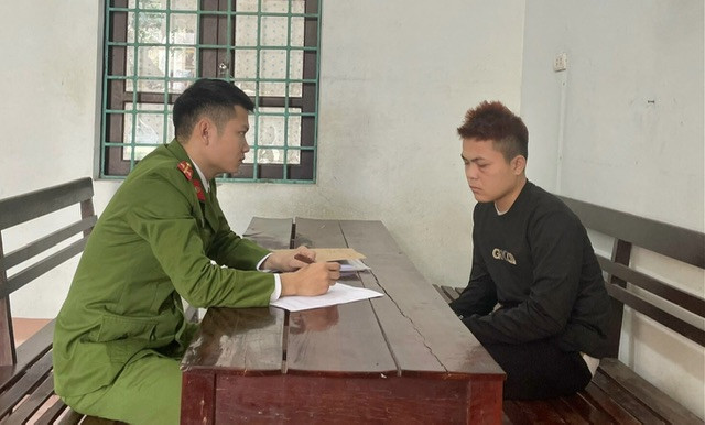 Cán bộ Công an huyện Quỳ Châu lấy lời khai đối tượng Vi Văn Sáng Cán bộ Công an huyện Quỳ Châu lấy lời khai đối tượng Vi Văn Sáng