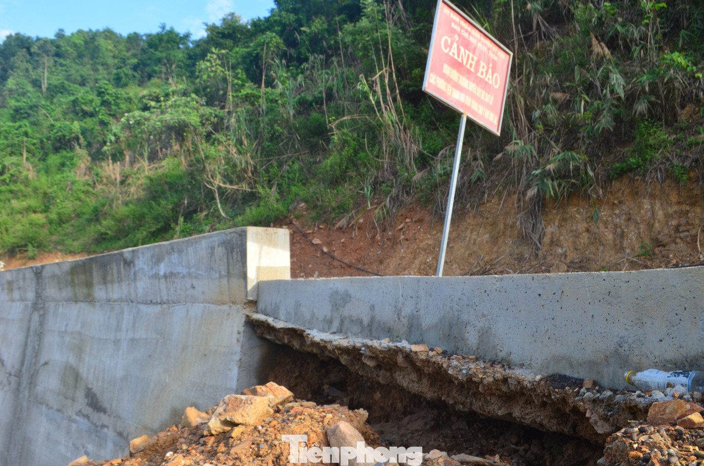 Đi sâu vào phía xã Bảo Thắng, nhiều biển báo hiệu, cầu tràn bị đổ gãy, lún sụt.