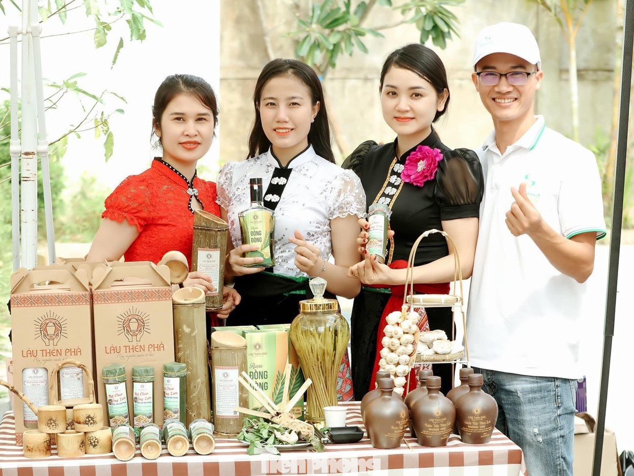 Lương Thị Hường (đứng thứ hai từ phải qua) giới thiệu sản phẩm rượu ống tre cho bạn bè.