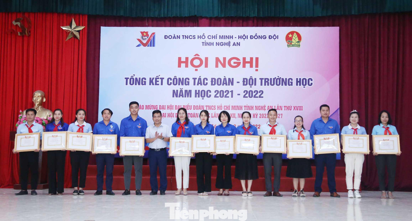 Đại diện Sở GD&amp;ĐT tỉnh Nghệ An tặng Giấy khen cho các tập thể, cá nhân xuất sắc