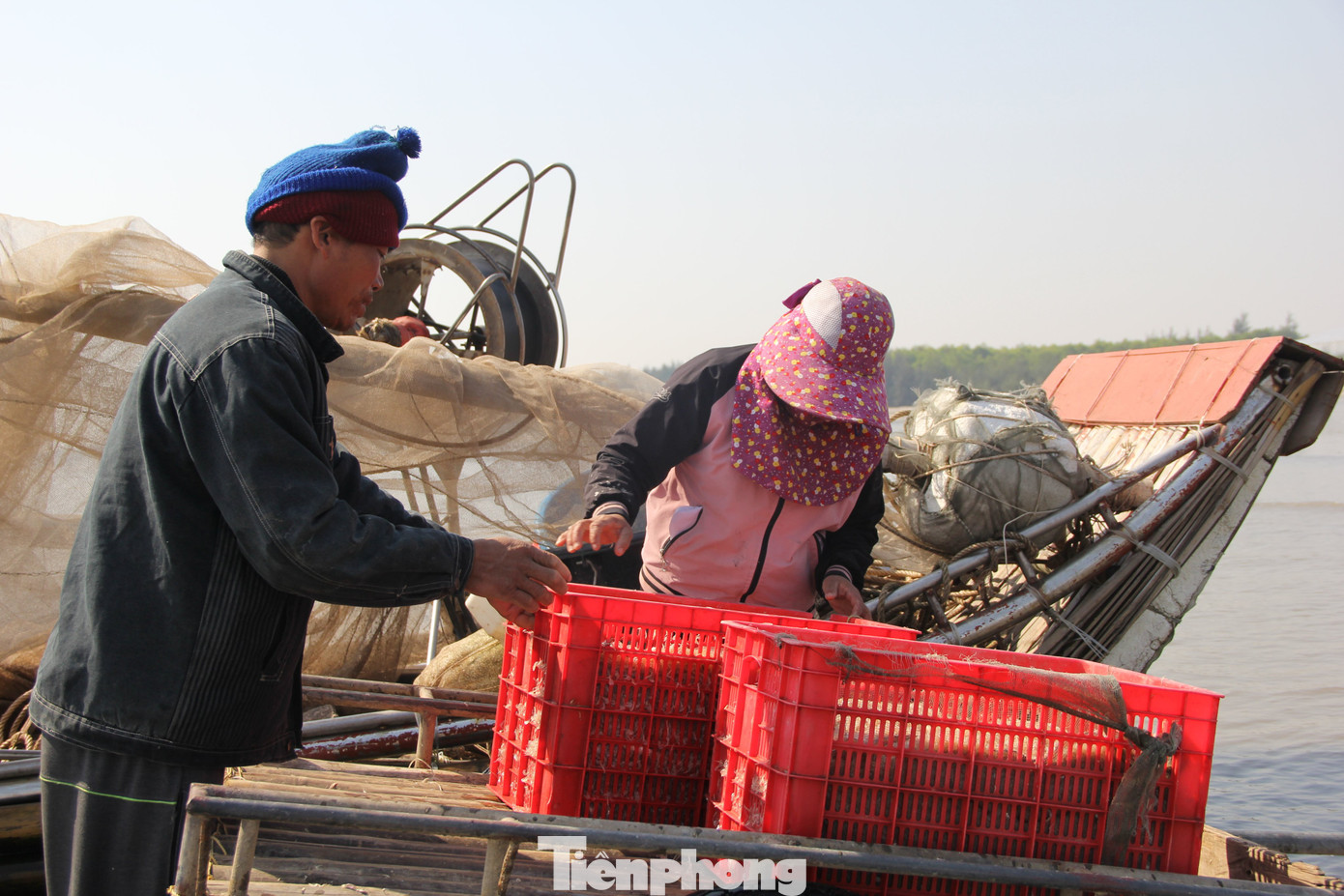 Thông thường, với việc có thể ra khơi 2-3 chuyến/ngày, ngư dân có thu nhập từ 1-2 triệu đồng, sau khi đã trừ chi phí.