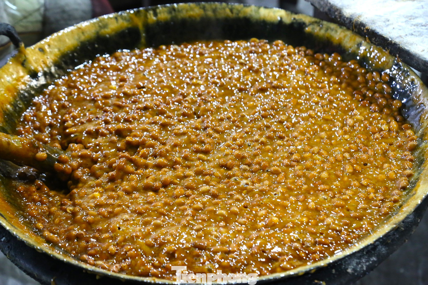 Theo ông Lực, làm ra một mẻ kẹo cu đơ không khó, cái khó nấu kẹo thế nào cho ngon, để lâu mà không ướt, hỏng. “Chảo sau khi được bắc lên bếp lửa đỏ rực sẽ lần lượt cho mạch nha, mật mía, đường trắng vào quấy đều cho sôi. Khi vừa tan đường thì từ từ đổ lạc vào. Yếu tố quyết định hình thức cũng như chất lượng của kẹo chính là công đoạn khuấy nha và đường, chỉ cần quá lửa một chút là kẹo sẽ bị đắng, ăn không thơm ngon nữa”, ông Lực nói.