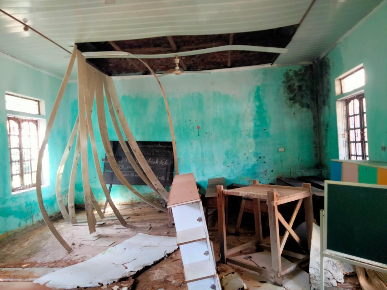 Chính quyền địa phương đã phải di dời học sinh, giáo viên đến nơi khác để đảm bảo an toàn.