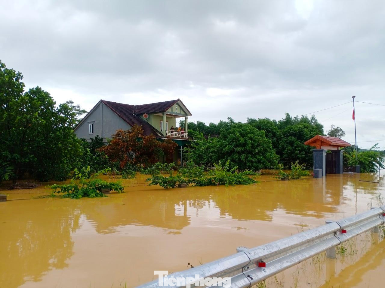 Tại huyện Thanh Chương, nhiều xã bị ngập sâu, chia cắt, một người bị nước cuốn trôi