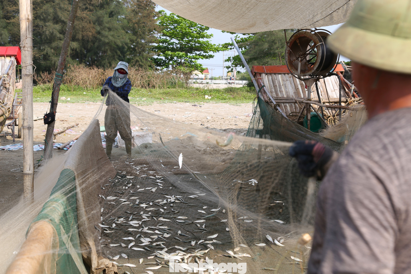 Ghi nhận ngày 3/5, dù đang trong thời gian nghỉ lễ 30/4 và 1/5 nhưng tại vùng biển huyện Diễn Châu (Nghệ An) ngư dân hoạt động bè mảng gần bờ vẫn tất bật vươn khơi đánh bắt.