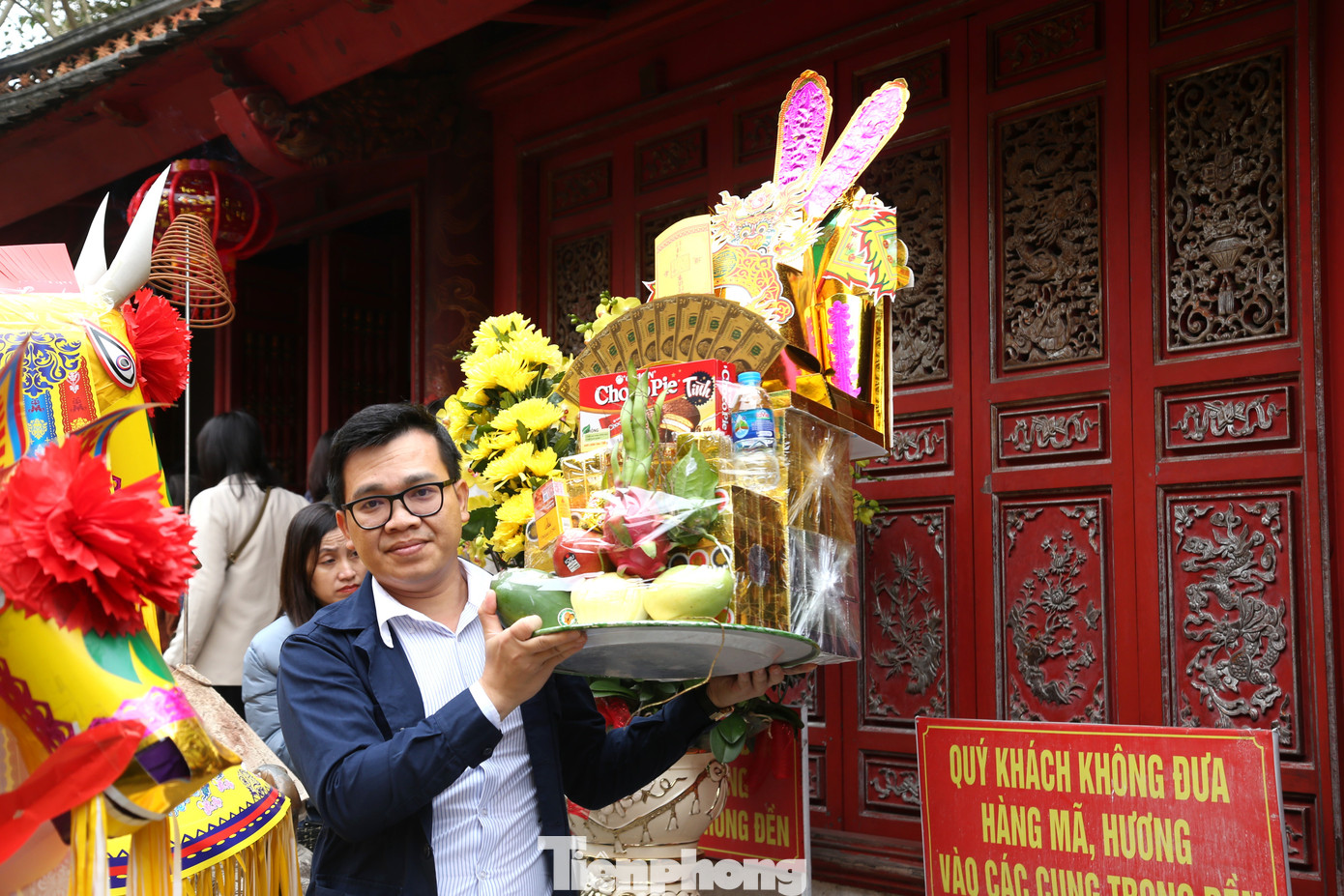 Người dân mua lễ vật, hoa quả để dâng lễ.