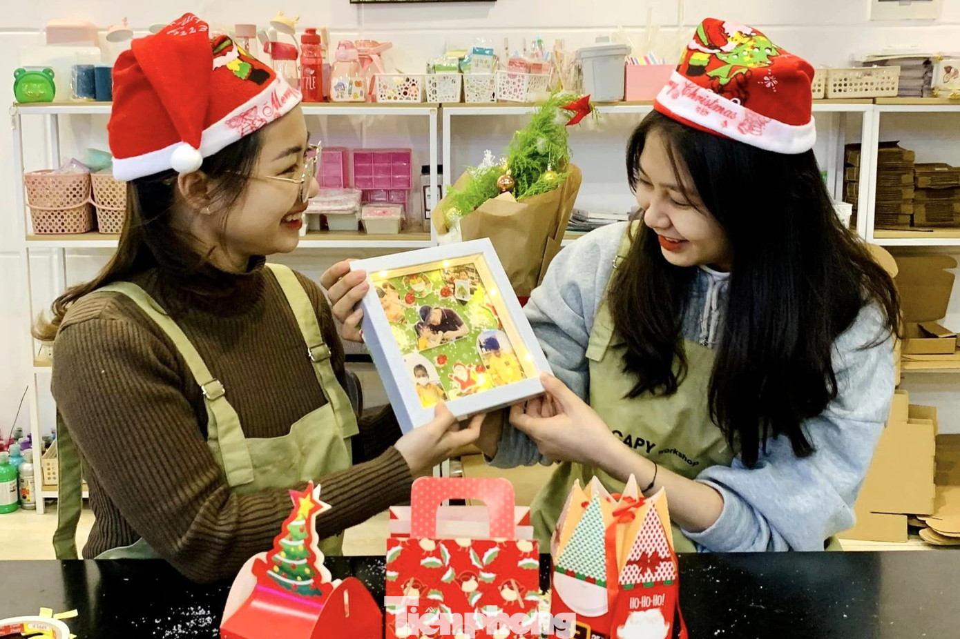 Trải nghiệm làm đồ handmade vào dịp lễ Giáng sinh thu hút nhiều bạn trẻ. Không chỉ là không gian để thư giãn, nghỉ ngơi, mà các hoạt động này còn gắn kết tình cảm gia đình, bạn bè qua những thành phẩm được kỳ công tự sáng tạo.