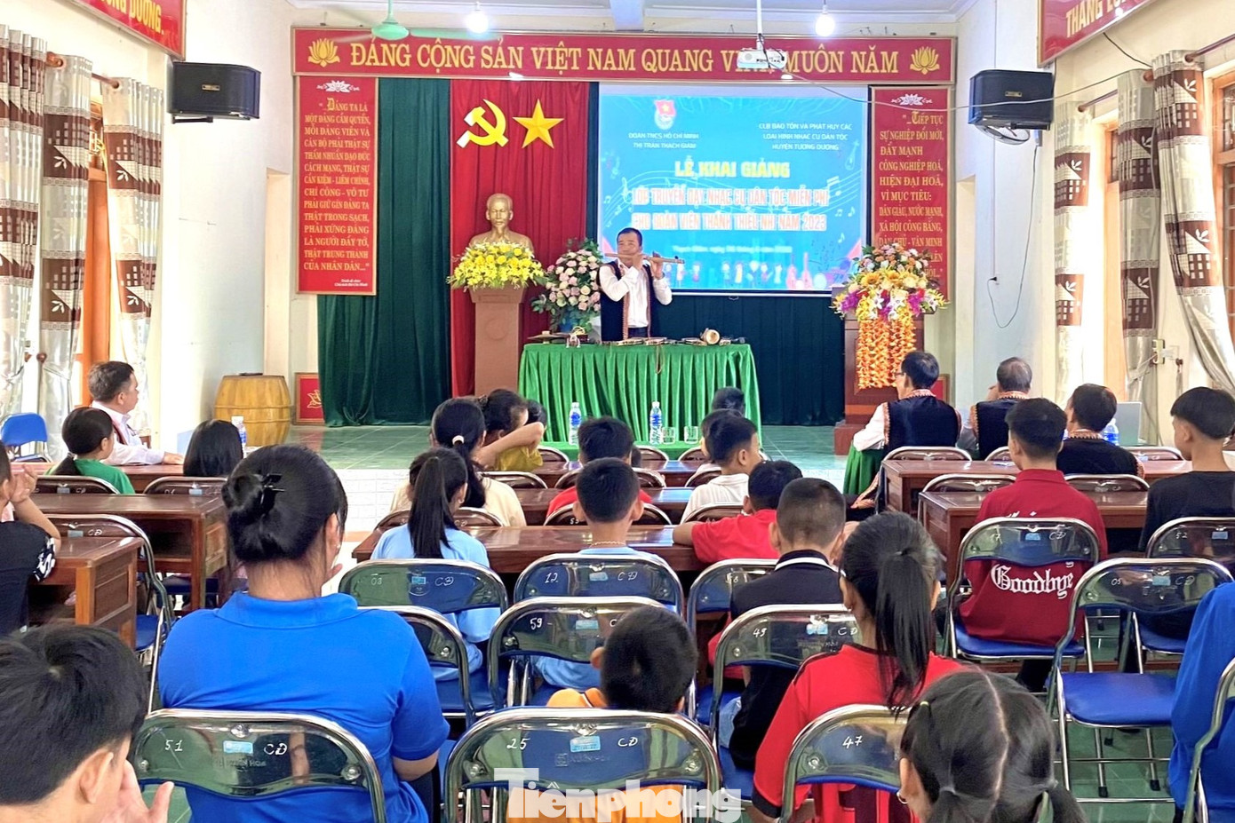 Ngày 6/6, Đoàn thị trấn Thạch Giám phối hợp với CLB Bảo tồn và phát huy các loại hình nhạc cụ dân tộc huyện Tương Dương (Nghệ An) tổ chức khai giảng lớp truyền dạy nhạc cụ dân tộc miễn phí cho đoàn viên thanh thiếu nhi năm 2023. Ảnh: TH