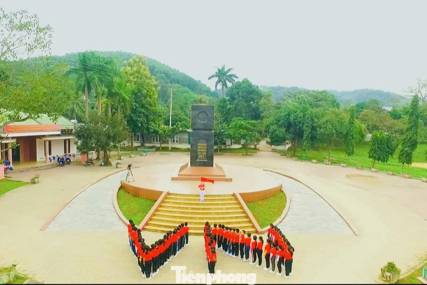 Xếp chữ Việt Nam tại Di tích quốc gia đặc biệt Km số 0.