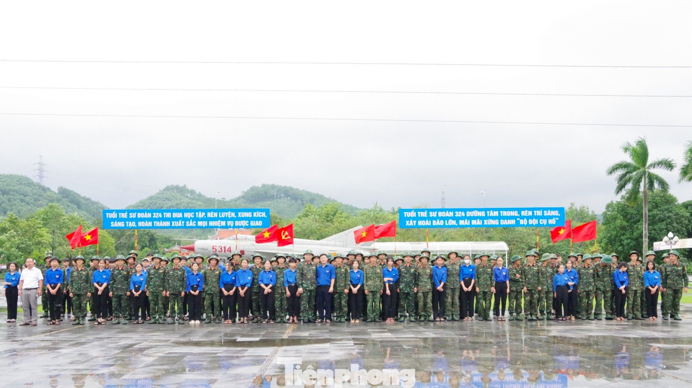 Ngày 30/10, sau chương trình nghệ thuật đặc biệt “Truông Bồn - Dấu chân anh hùng” nhân kỷ niệm 55 năm ngày Chiến thắng Truông Bồn (31/10/1968-31/10/2023), tuổi trẻ Sư đoàn 324 phối hợp với Huyện đoàn Đô Lương (Nghệ An) đã huy động gần 300 đoàn viên, chiến sĩ tham gia dọn vệ sinh khuôn viên Khu di tích lịch sử Quốc gia Truông Bồn. Ngày 30/10, sau chương trình nghệ thuật đặc biệt “Truông Bồn - Dấu chân anh hùng” nhân kỷ niệm 55 năm ngày Chiến thắng Truông Bồn (31/10/1968-31/10/2023), tuổi trẻ Sư đoàn 324 phối hợp với Huyện đoàn Đô Lương (Nghệ An) đã huy động gần 300 đoàn viên, chiến sĩ tham gia dọn vệ sinh khuôn viên Khu di tích lịch sử Quốc gia Truông Bồn.