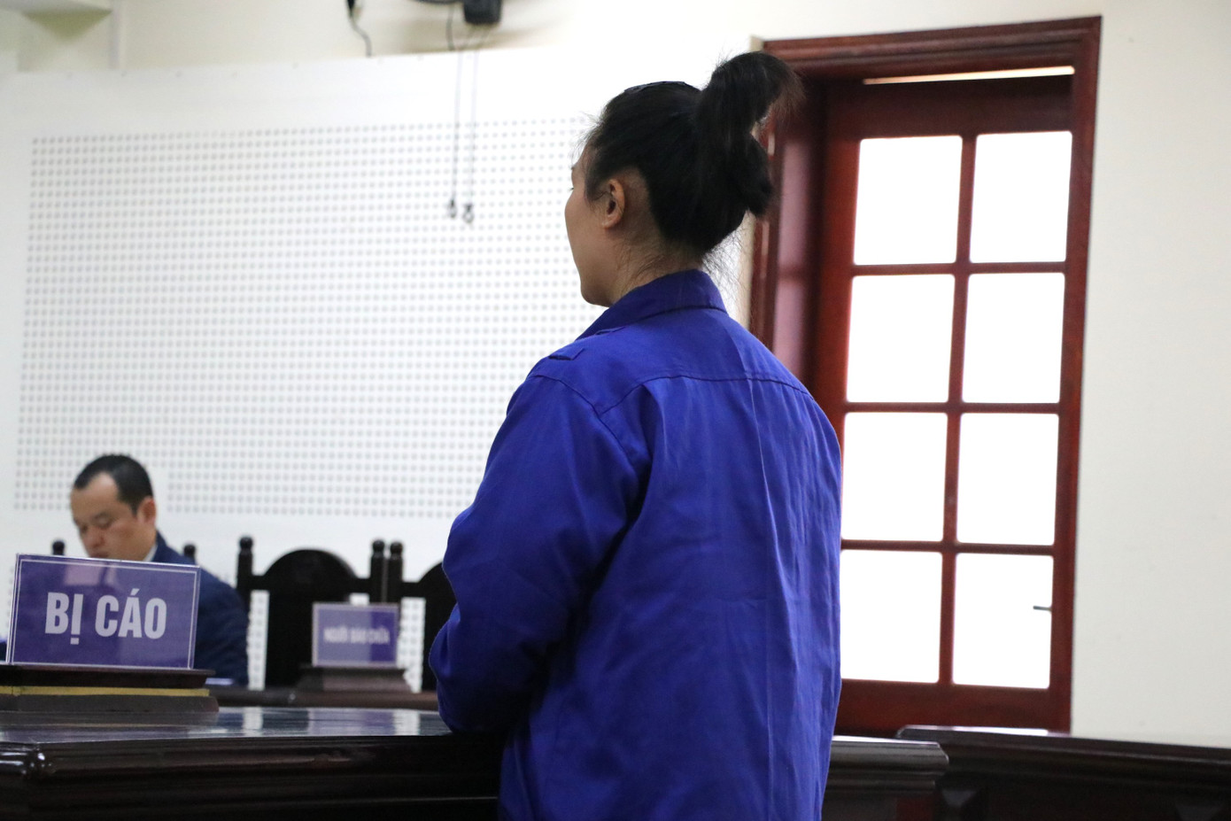 Bị cáo Hạnh xin các phóng viên không đăng ảnh rõ mặt của bản thân vì sợ ảnh hưởng đến gia đình và người thân.