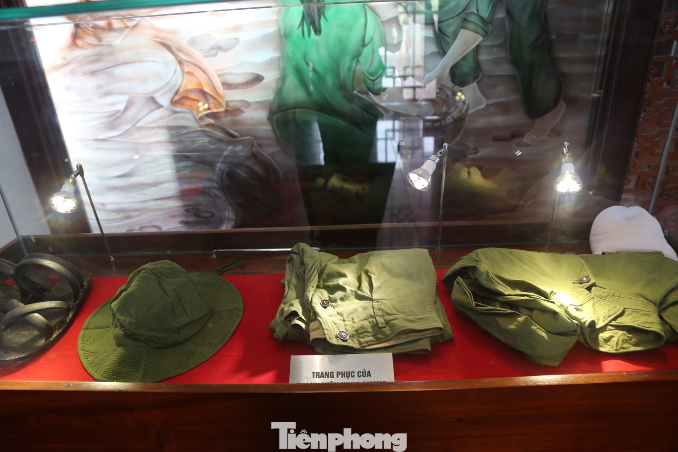 Tại nhà trưng bày, hàng trăm hiện vật, gắn liền với cuộc chiến đấu và đời sống sinh hoạt của lực lượng thanh niên xung phong trên cung đường huyền thoại Truông Bồn. Mỗi hiện vật là một câu chuyện, kể mãi bài ca cuộc đời của những người không tiếc máu xương cho hòa bình và thống nhất đất nước.