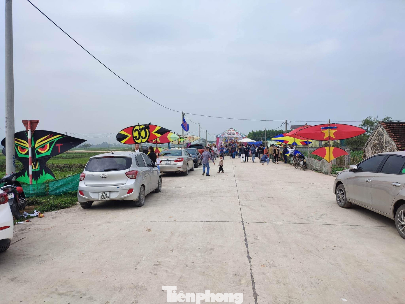 Con đường dẫn vào hội trường lễ cưới được trang trí bằng những cánh diều độc lạ Con đường dẫn vào hội trường lễ cưới được trang trí bằng những cánh diều độc lạ